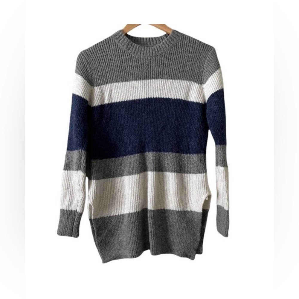 Forever 21 Vintage Blue Gray White Colorblocked Sweater. Size S.